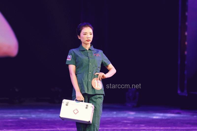 如何通过民族服饰展现自然美：超越医美的时尚选择