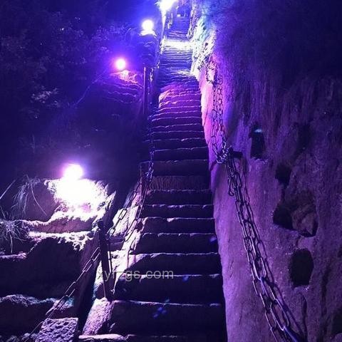 外国友人爬华山热潮下的旅游产业升级洞察