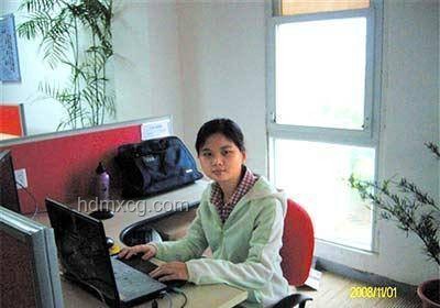 高考结束挑行李回家的女生：青春路上的坚韧与成长