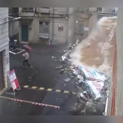 违停车堵住消防通道，群众合力掀翻：消防安全意识普及