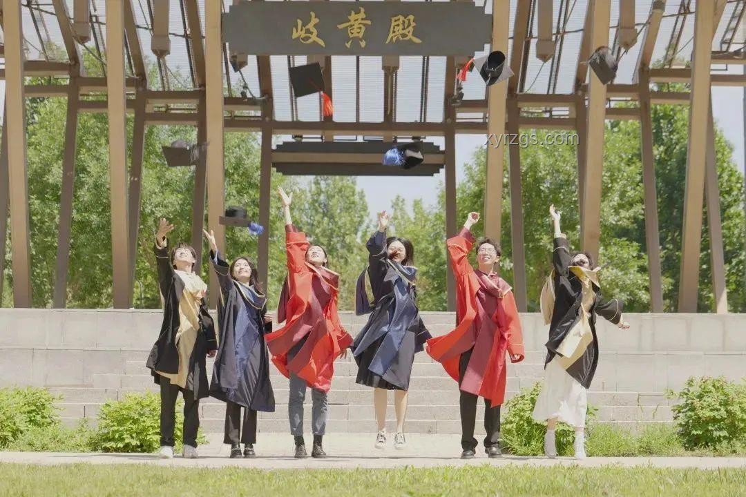 北理工学位服设计争议背后的文化与市场洞察