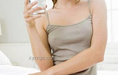 女子遇袭胸部假体救命：隆胸安全与应急指南